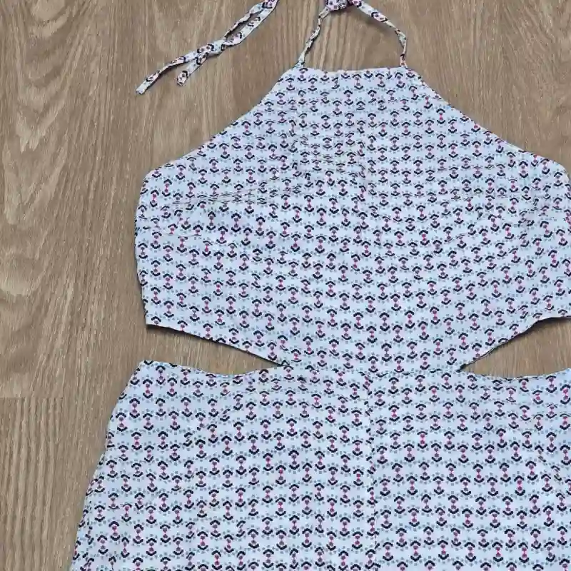 Mono pantalon color Blanco con detalles