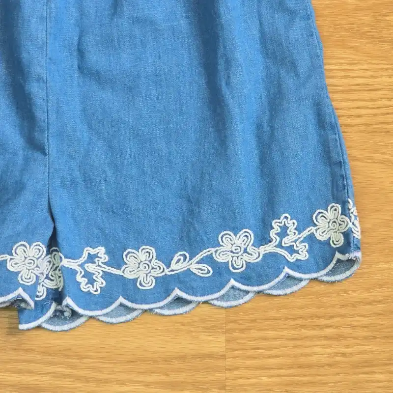 Mono short estilo mezclilla de tela con bordados