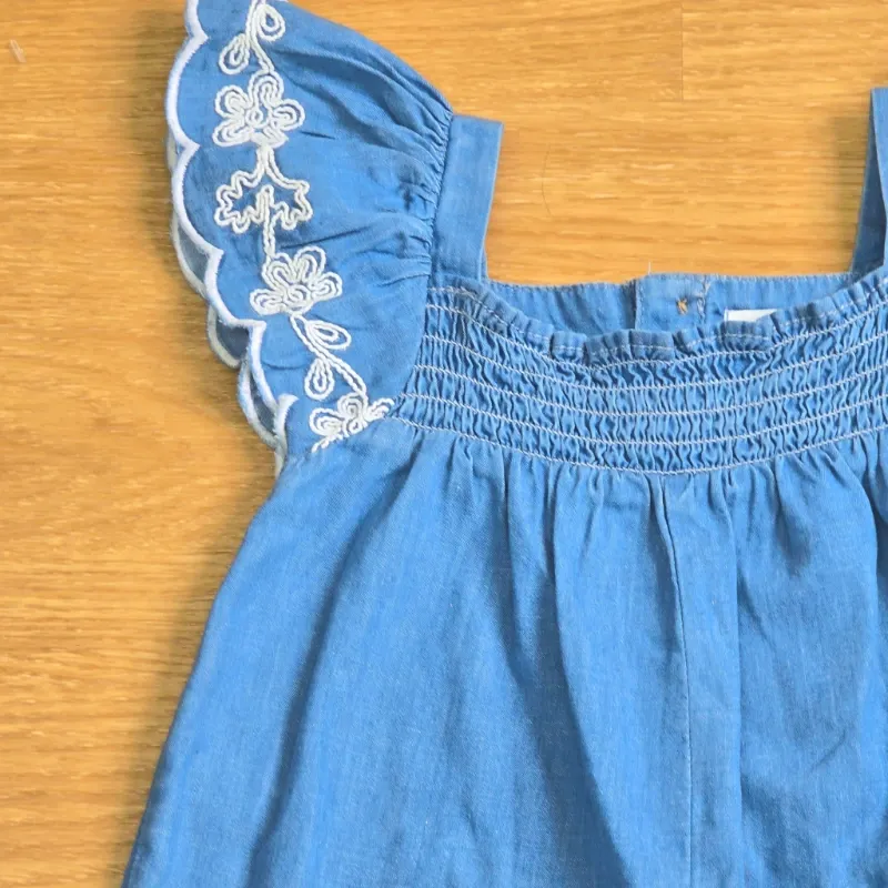 Mono short estilo mezclilla de tela con bordados