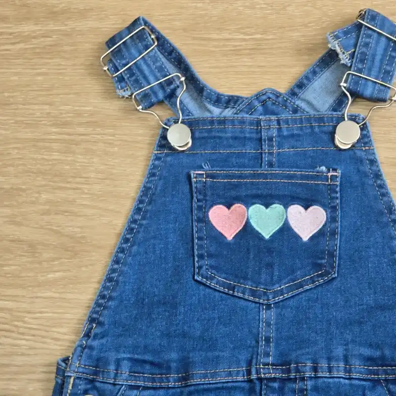 Overol de niña con corazones