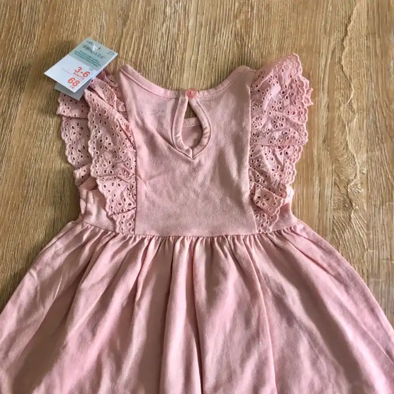 Vestido con encaje color rosa