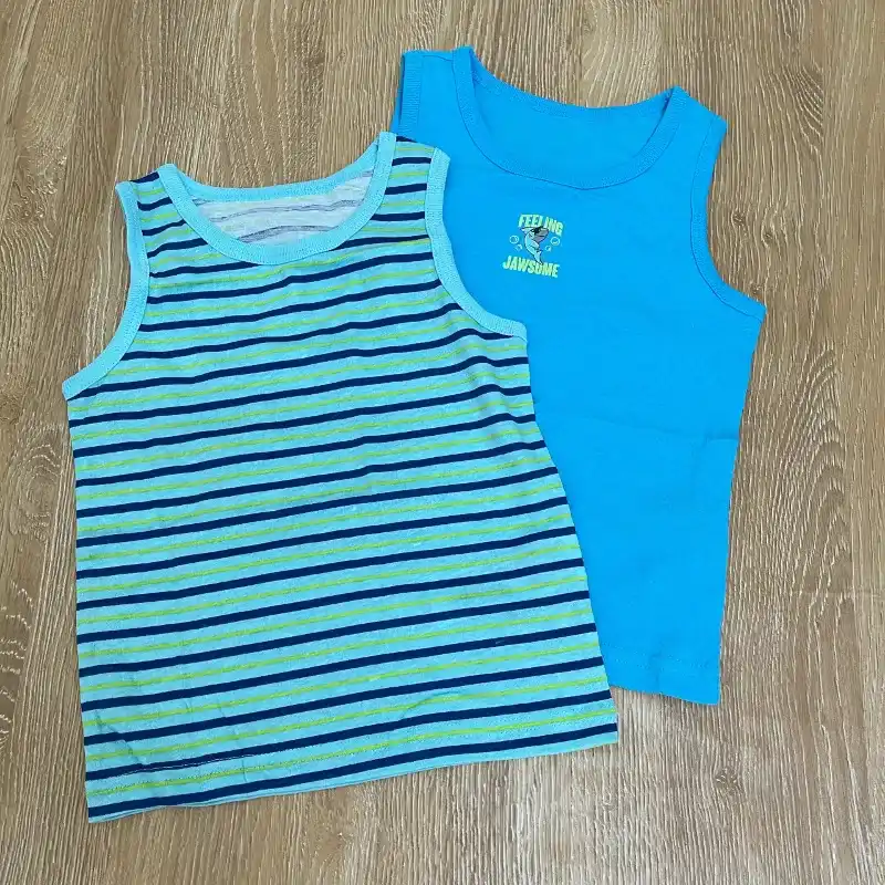 Pack de 4 camisetas con tiburones 