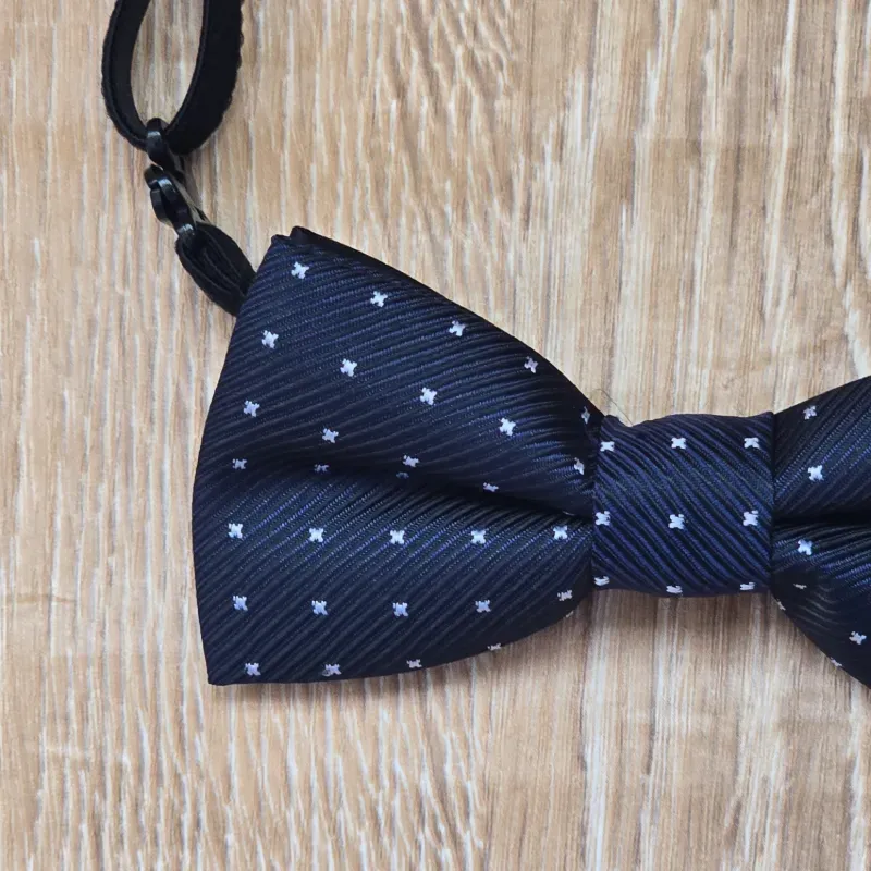 Pajarita color azul marino con detalles en blanco