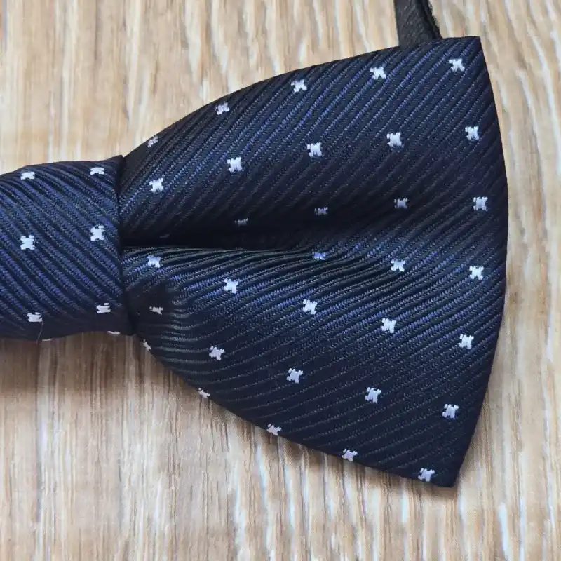 Pajarita color azul marino con detalles en blanco