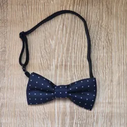 Pajarita color azul marino con detalles en blanco