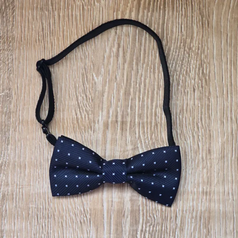 Pajarita color azul marino con detalles en blanco