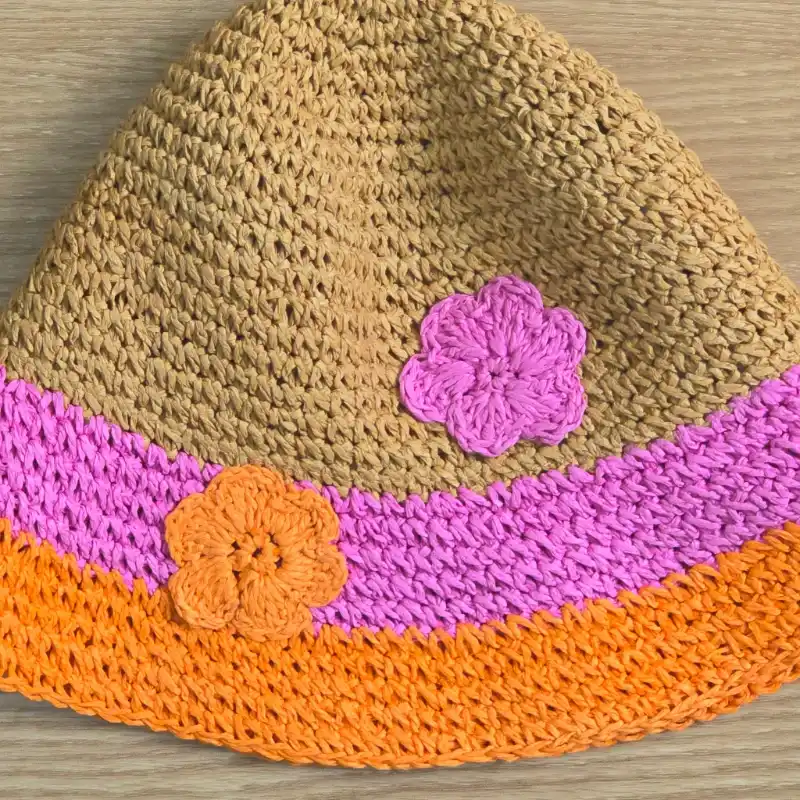 Pamela con flores de colores