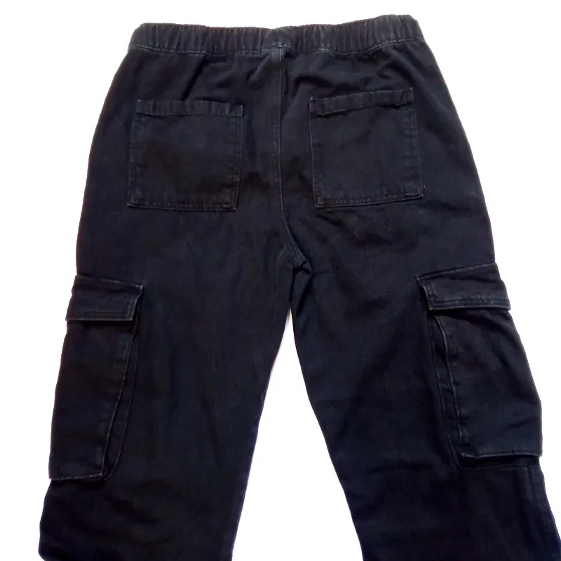 Pantalón 4 puertas de color negro 