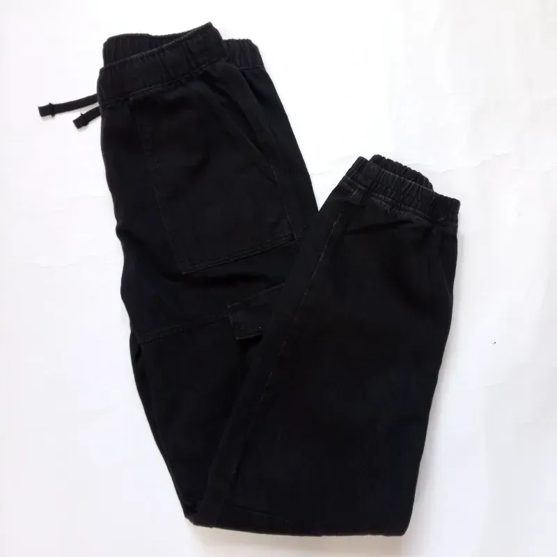 Pantalón 4 puertas de color negro 