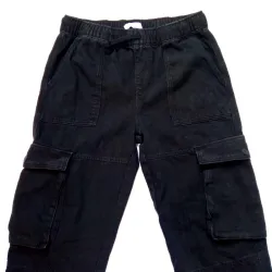 Pantalón 4 puertas de color negro 