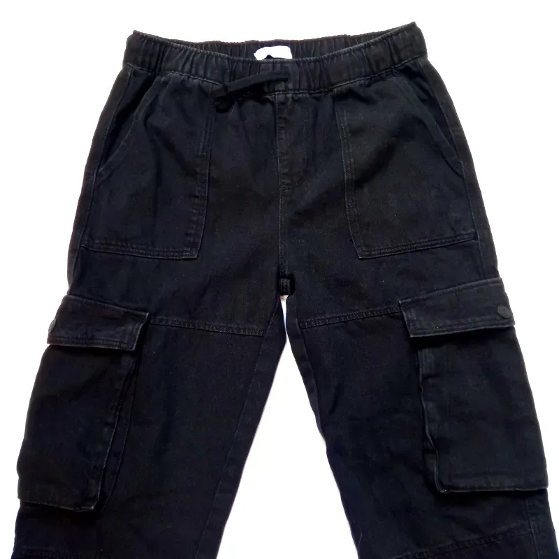 Pantalón 4 puertas de color negro 