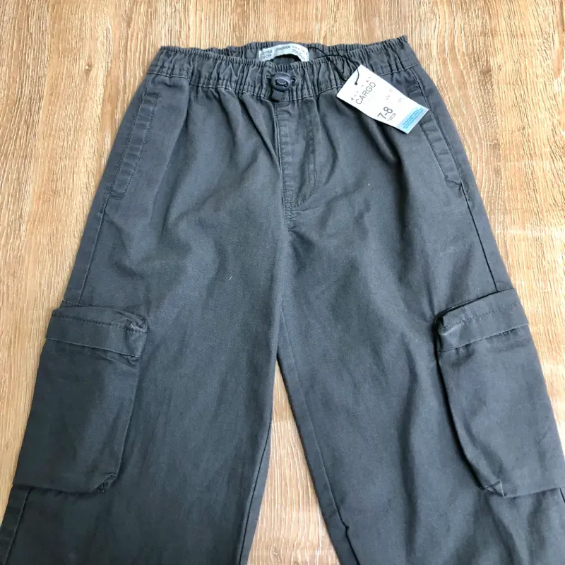 Pantalón cargo color gris 