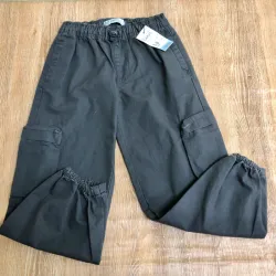 Pantalón cargo color gris 