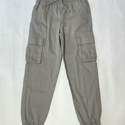 Pantalon cargo color gris 