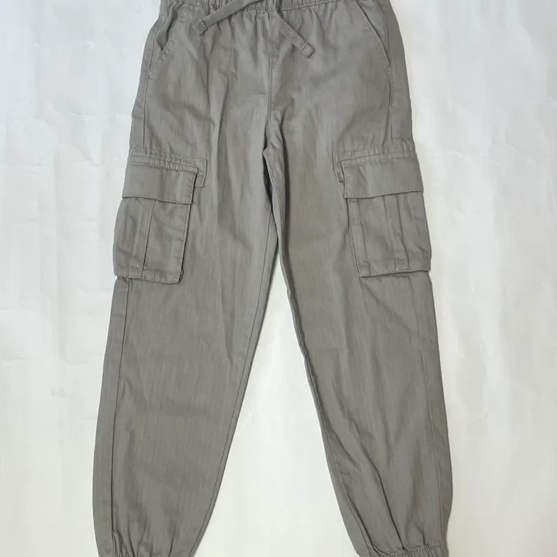 Pantalon cargo color gris 