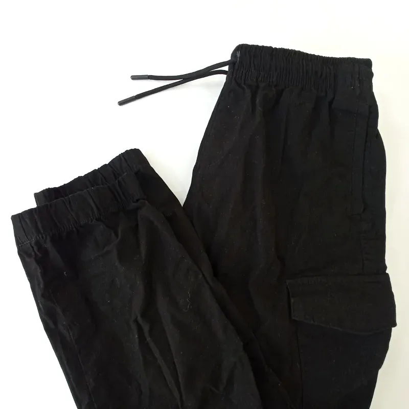 Pantalón cargo color negro