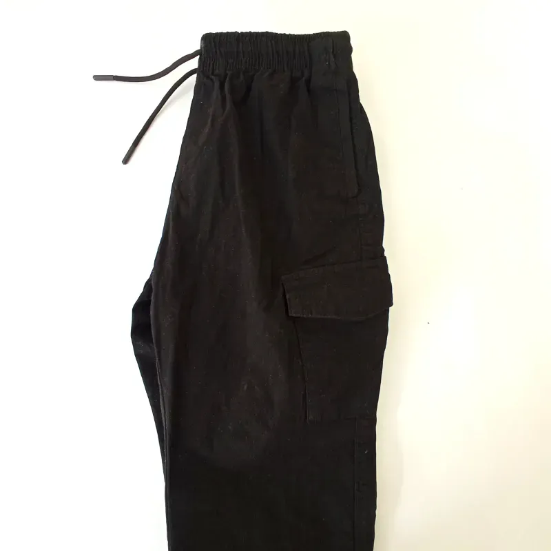 Pantalón cargo color negro