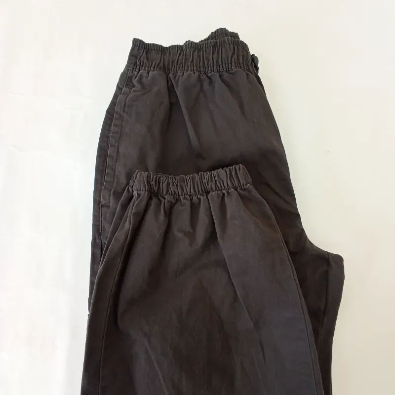 Pantalón cargo color negro