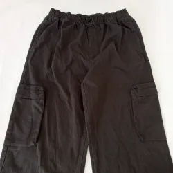 Pantalón cargo color negro