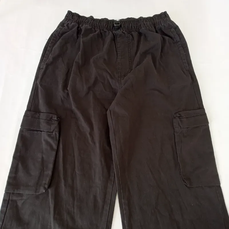 Pantalón cargo color negro