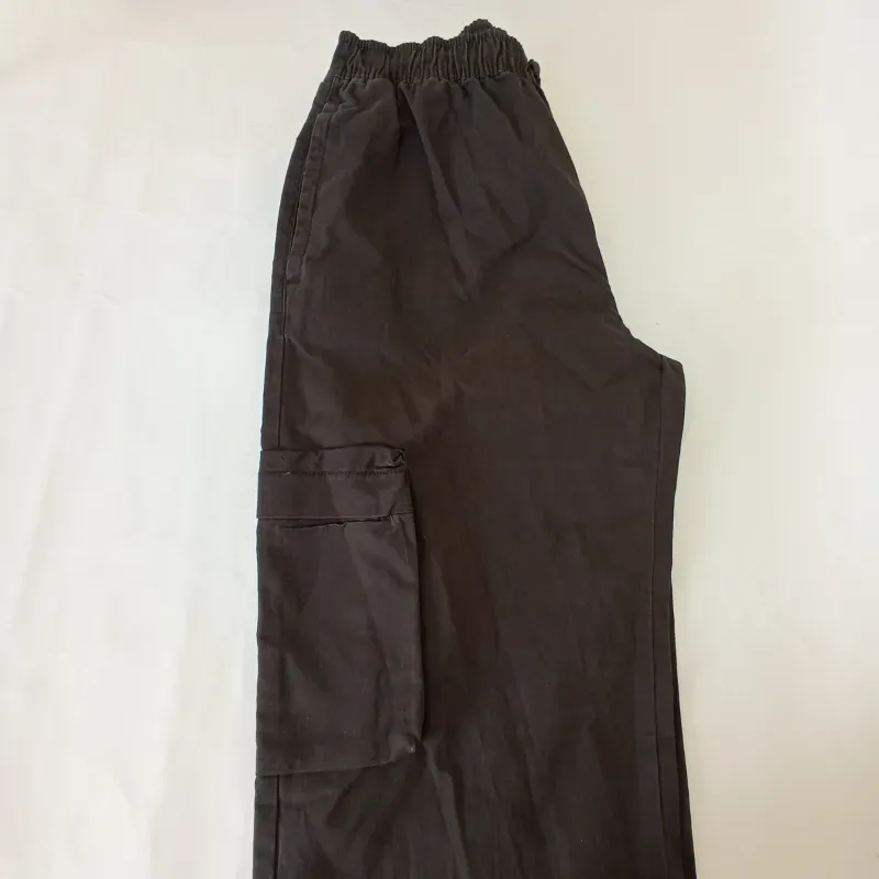 Pantalón cargo color negro