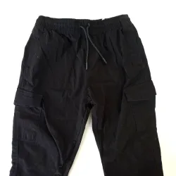 Pantalón cargo color negro