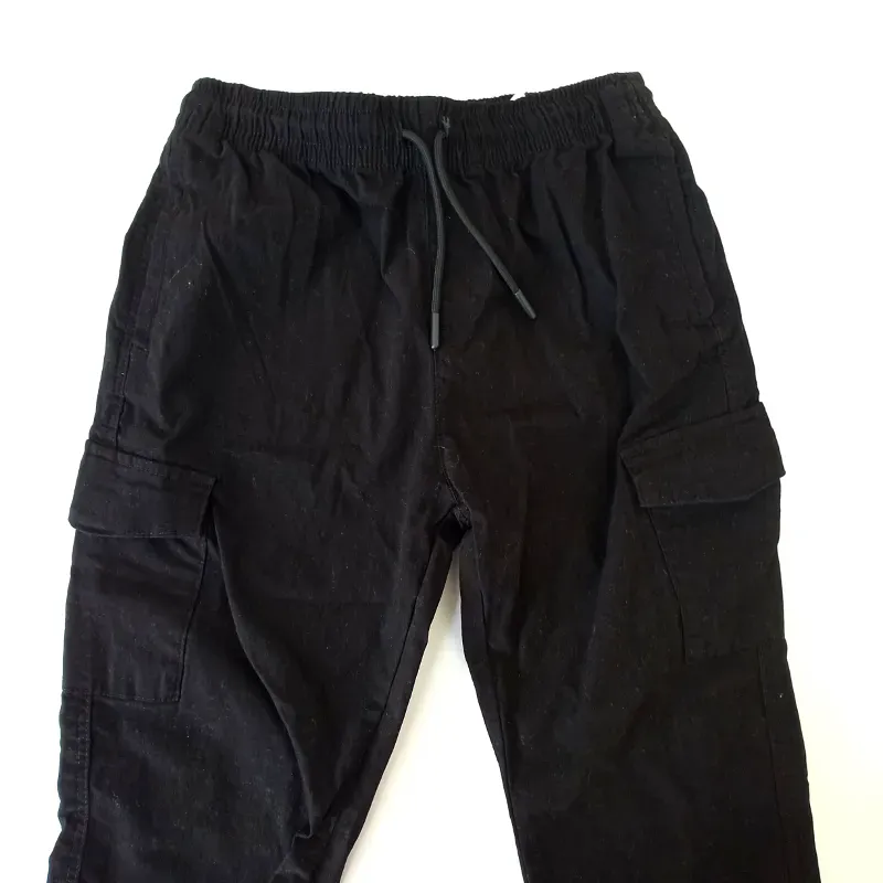 Pantalón cargo color negro