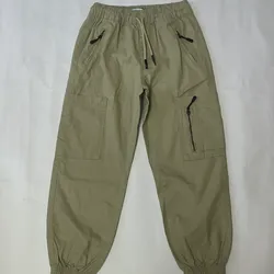 Pantalón cargo color verde olivo