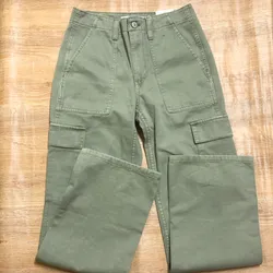 Pantalón Cargo marca Mango color verde 