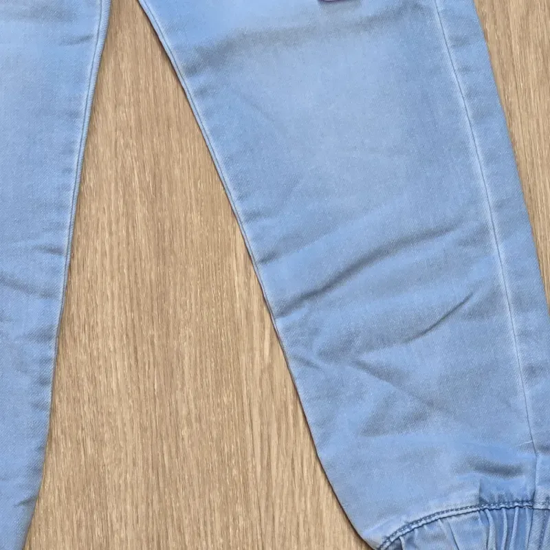 Pantalón color azul de puños