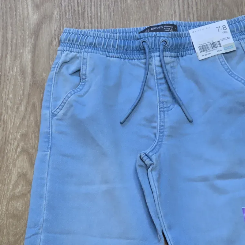 Pantalón color azul de puños