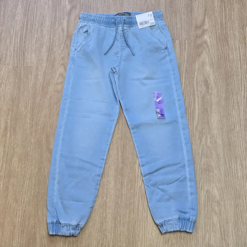 Pantalón color azul de puños