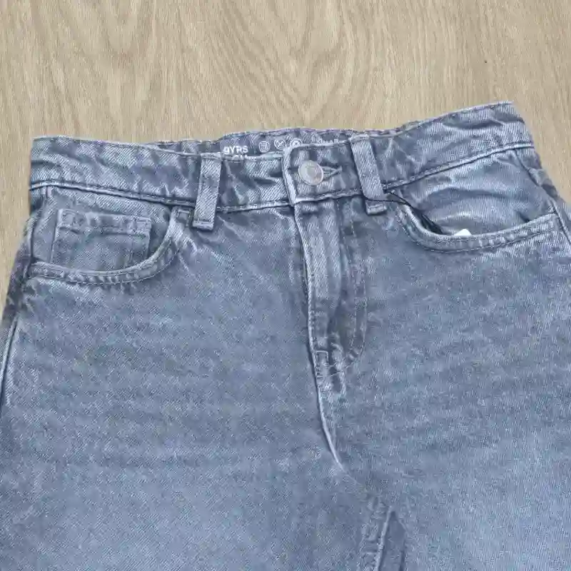 Pantalon color Gris Wide Led con abertura delantera