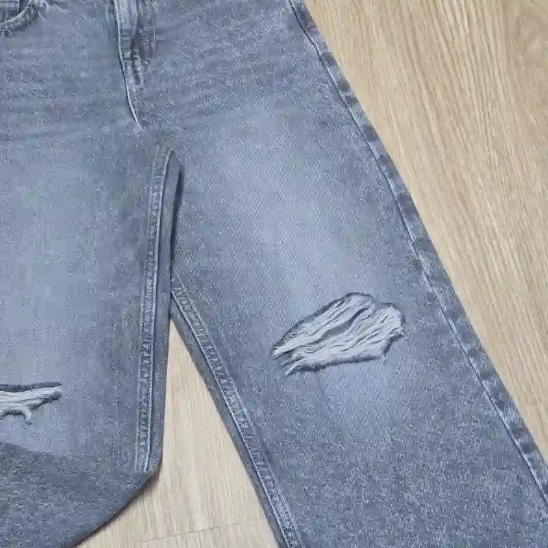 Pantalon color Gris Wide Led con abertura delantera