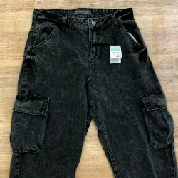 Pantalón cuatro puertas de color negro 