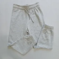 Pantalón de felpa gris con cordón 