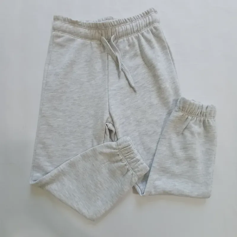 Pantalón de felpa gris con cordón 