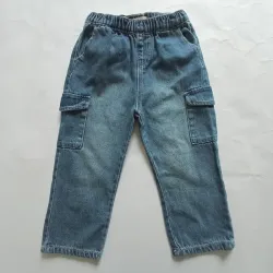 Pantalón cargo  de mezclilla azul oscuro 