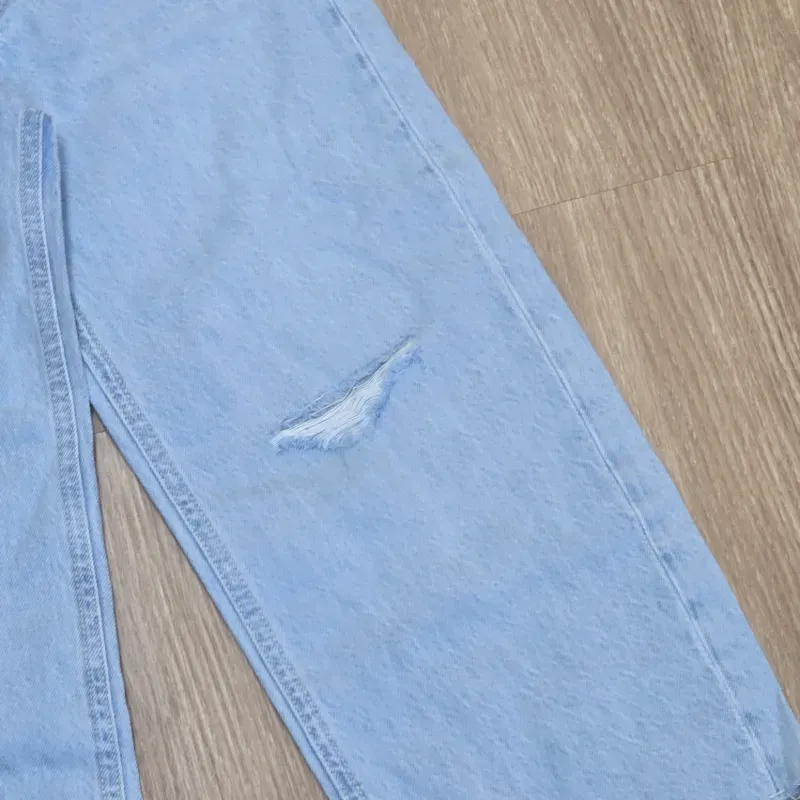 Pantalon de mezclilla clara con detalle Rasgado delantero