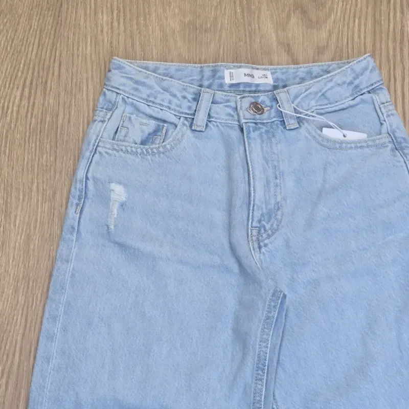 Pantalon de mezclilla clara con detalle Rasgado delantero