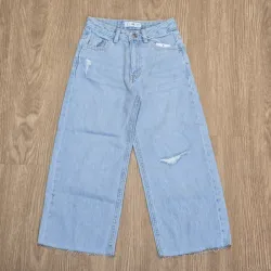 Pantalon de mezclilla clara con detalle Rasgado delantero