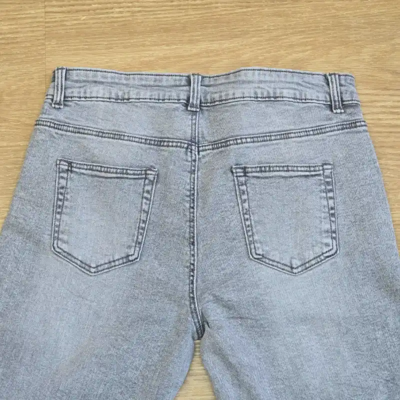 Pantalón de mezclilla color gris