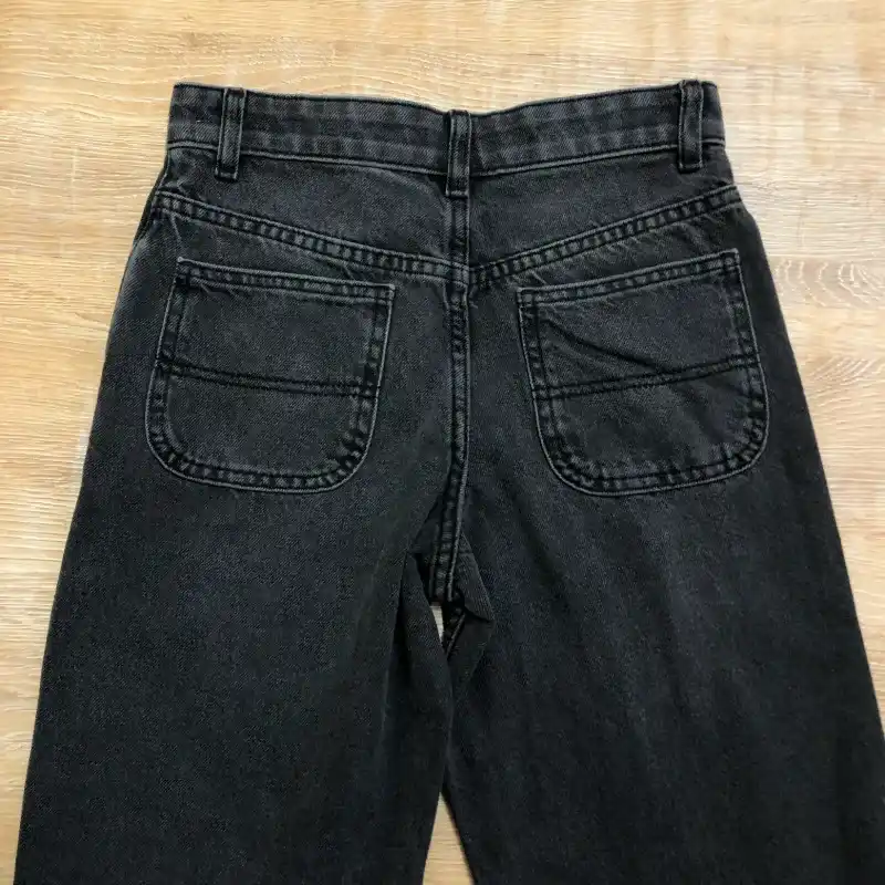 Pantalón de mezclilla color negro 