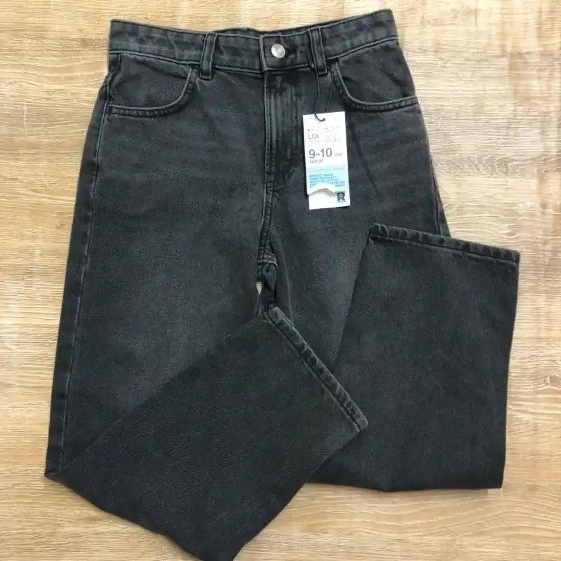 Pantalón de mezclilla color negro 