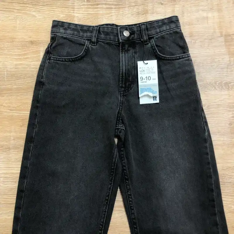 Pantalón de mezclilla color negro 