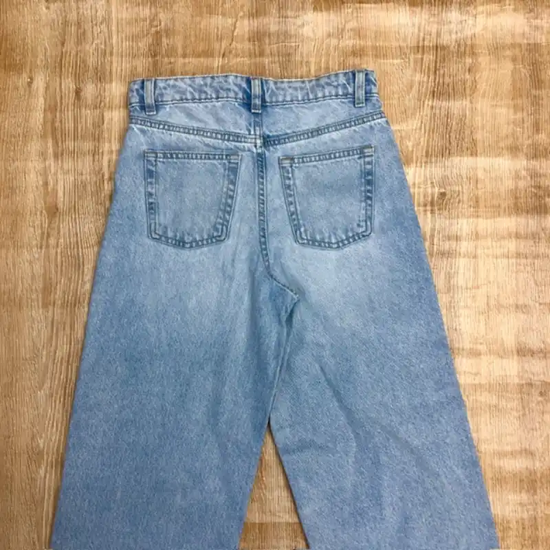 Pantalón de mezclilla con patas anchas 