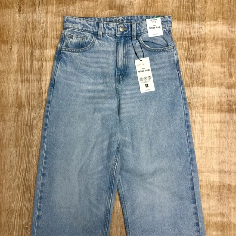 Pantalón de mezclilla con patas anchas 