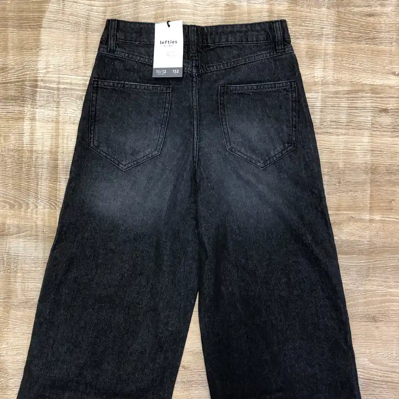 Pantalón de pata ancha mezclilla negra