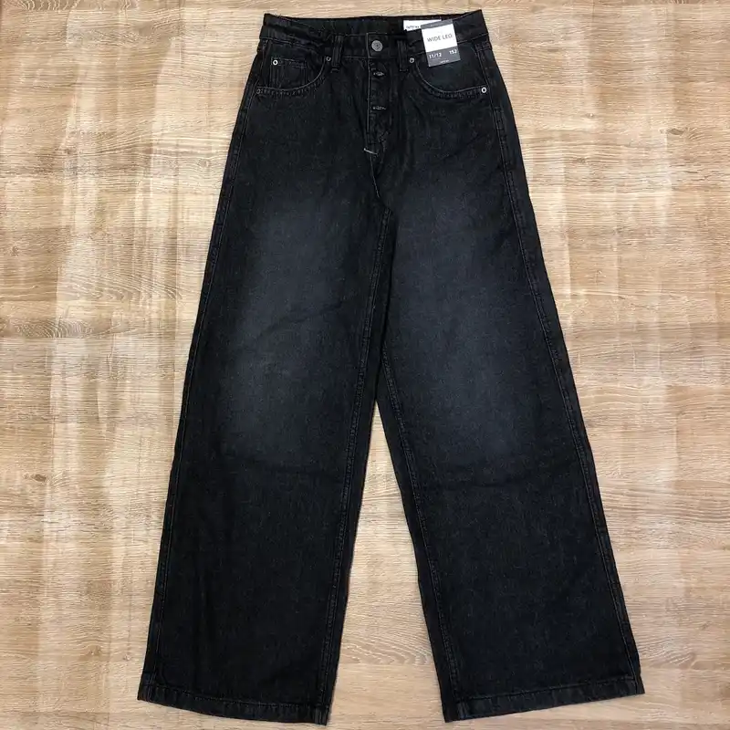 Pantalón de pata ancha mezclilla negra