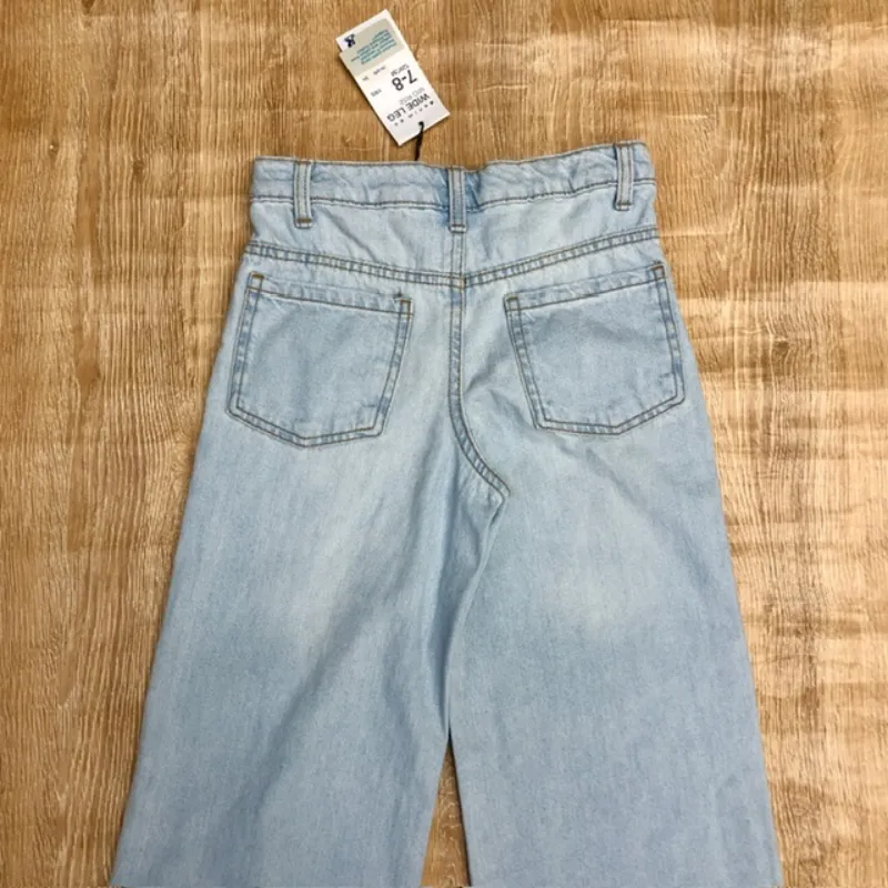 Pantalón de patas anchas de mezclilla clara